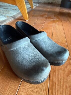 Dansko Women's Clogs in Charcoal Distressed Color